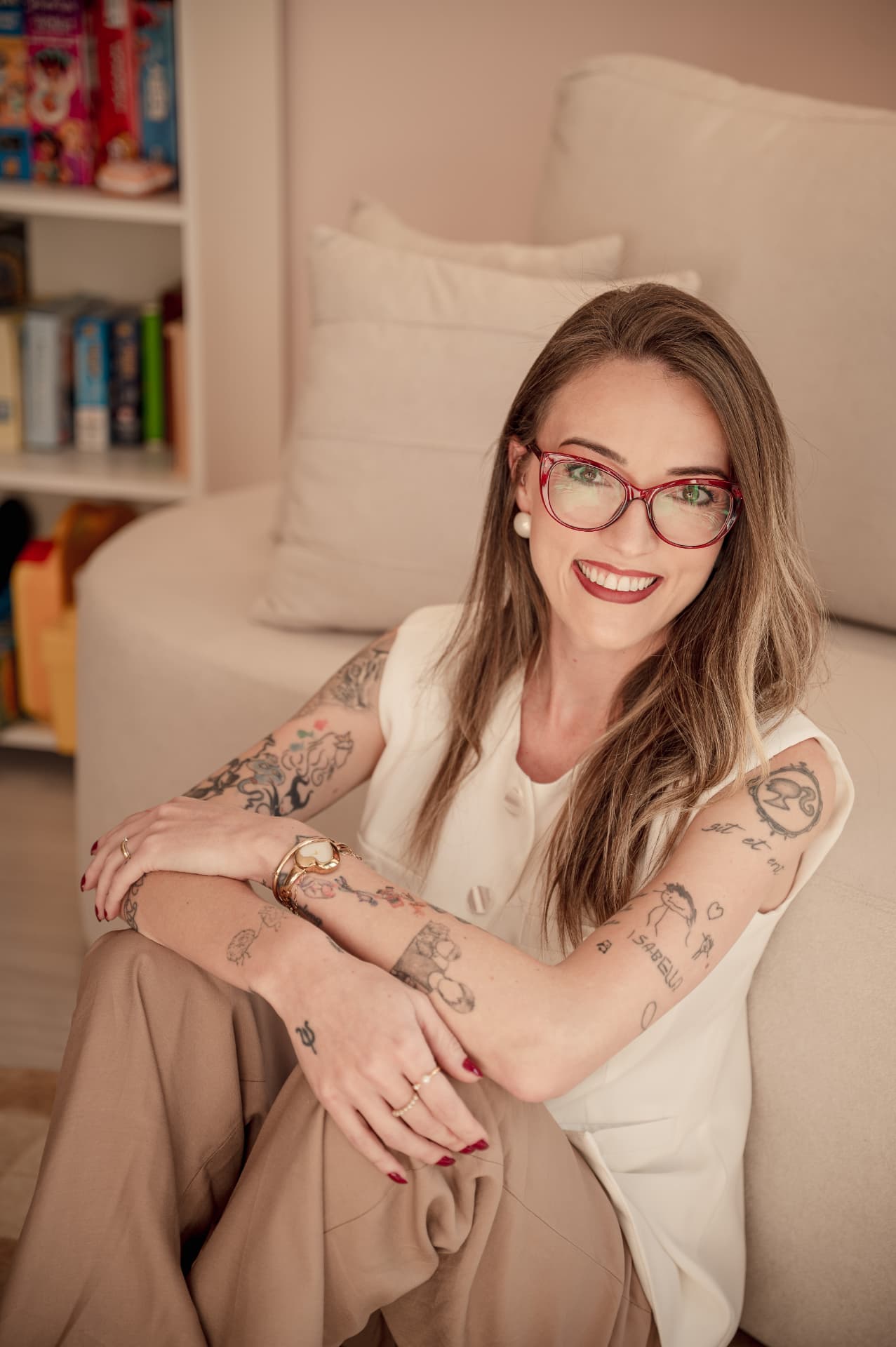 Evelise Magnus sentada em seu consultório, em um momento de escuta